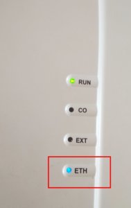 Fot. 2. Świecąca się niebieska dioda ETH na obudowie centrali Prima świadczy o prawidłowym połączeniu z siecią Ethernet.